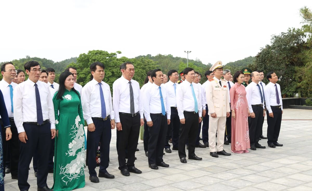 Đoàn đại biểu tỉnh Thanh Hóa dâng hương tưởng niệm Chủ tịch Hồ Chí Minh, Mẹ Việt Nam Anh hùng và các Anh hùng liệt sĩ