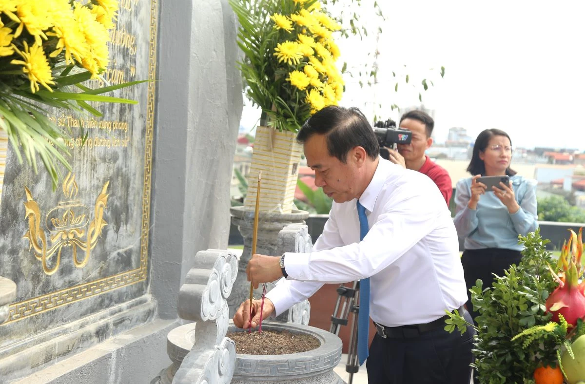 Đoàn đại biểu tỉnh Thanh Hóa dâng hương tưởng niệm Chủ tịch Hồ Chí Minh, Mẹ Việt Nam Anh hùng và các Anh hùng liệt sĩ