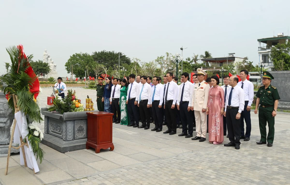 Đoàn đại biểu tỉnh Thanh Hóa dâng hương tưởng niệm Chủ tịch Hồ Chí Minh, Mẹ Việt Nam Anh hùng và các Anh hùng liệt sĩ