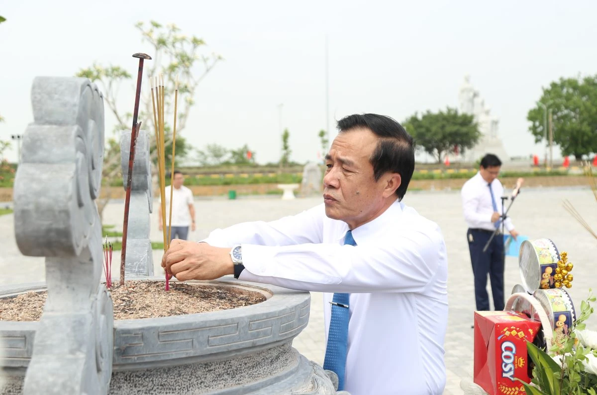 Đoàn đại biểu tỉnh Thanh Hóa dâng hương tưởng niệm Chủ tịch Hồ Chí Minh, Mẹ Việt Nam Anh hùng và các Anh hùng liệt sĩ