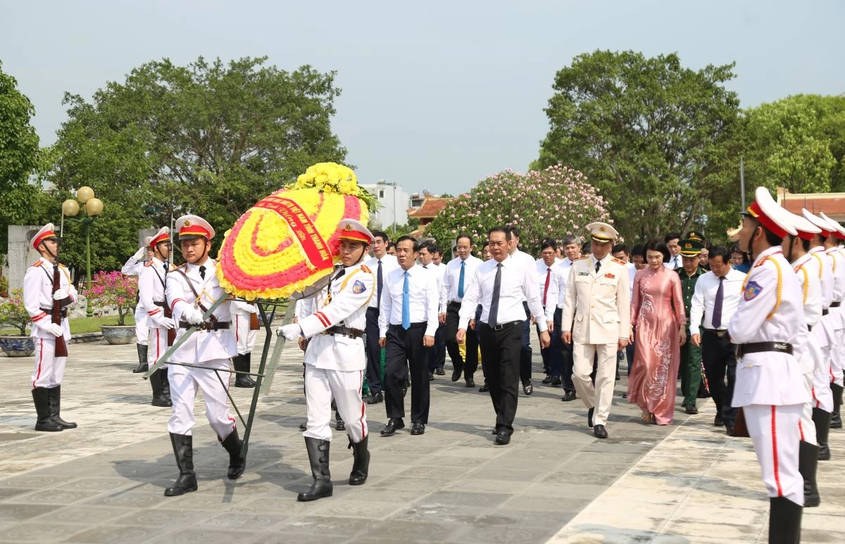 Đoàn đại biểu tỉnh Thanh Hóa dâng hương tưởng niệm Chủ tịch Hồ Chí Minh, Mẹ Việt Nam Anh hùng và các Anh hùng liệt sĩ
