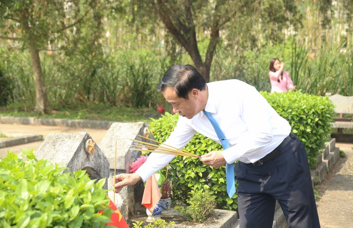 Đoàn đại biểu tỉnh Thanh Hóa dâng hương tưởng niệm Chủ tịch Hồ Chí Minh, Mẹ Việt Nam Anh hùng và các Anh hùng liệt sĩ