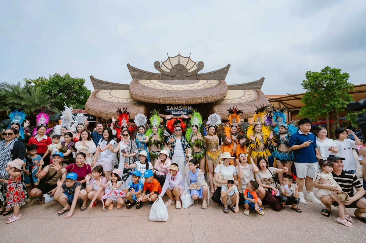 Du khách “cháy hết mình” cùng Tropical Carnival ở Sun World Sầm Sơn