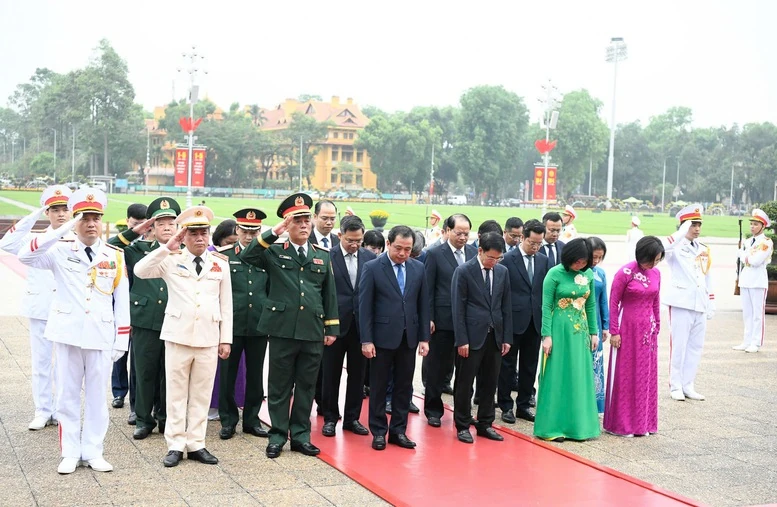Lãnh đạo Đảng, Nhà nước vào Lăng viếng Chủ tịch Hồ Chí Minh nhân kỷ niệm 51 năm Ngày giải phóng miền Nam, thống nhất đất nước