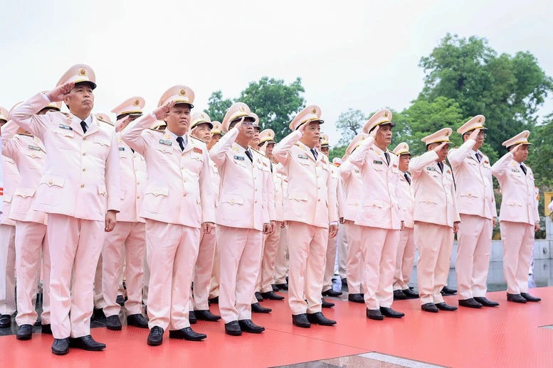 Lãnh đạo Đảng, Nhà nước vào Lăng viếng Chủ tịch Hồ Chí Minh nhân kỷ niệm 51 năm Ngày giải phóng miền Nam, thống nhất đất nước