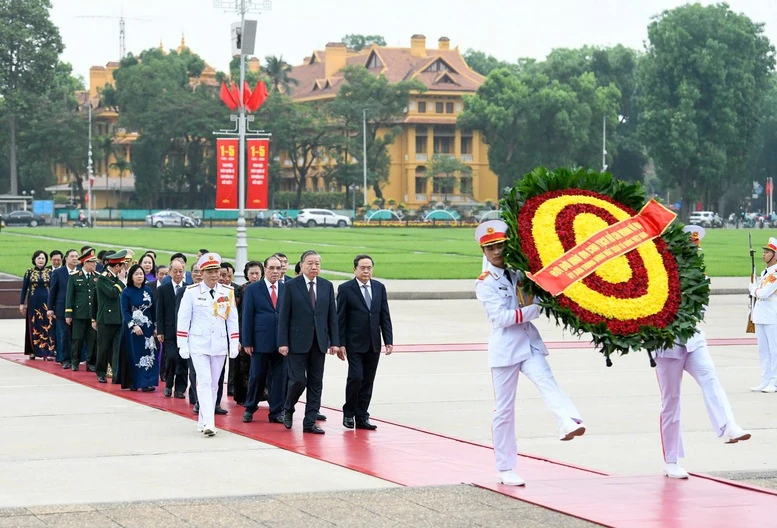 Lãnh đạo Đảng, Nhà nước vào Lăng viếng Chủ tịch Hồ Chí Minh nhân kỷ niệm 51 năm Ngày giải phóng miền Nam, thống nhất đất nước