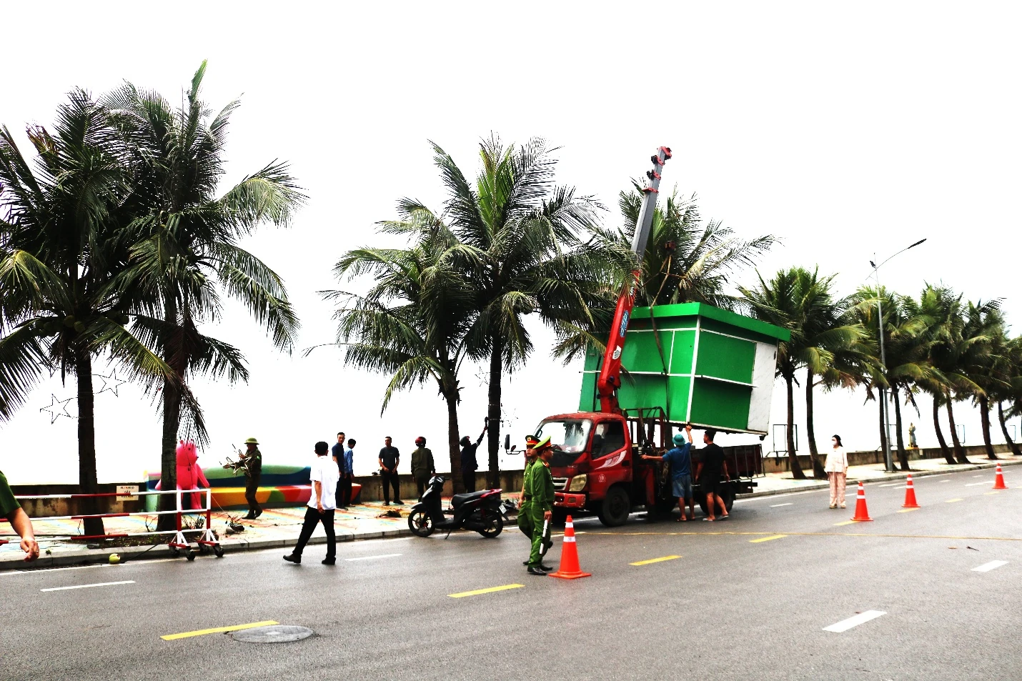 Ra quân giải tỏa toàn bộ các quán, ki-ốt bán hàng rong trên tuyến bờ biển Flamingo