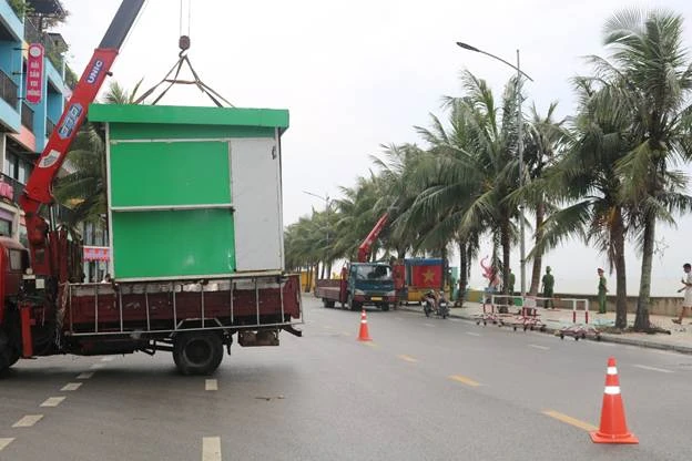 Ra quân giải tỏa toàn bộ các quán, ki-ốt bán hàng rong trên tuyến bờ biển Flamingo