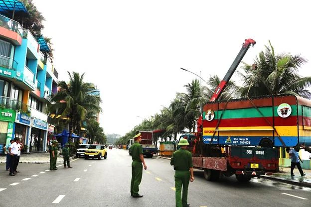 Ra quân giải tỏa toàn bộ các quán, ki-ốt bán hàng rong trên tuyến bờ biển Flamingo