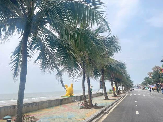 Ra quân giải tỏa toàn bộ các quán, ki-ốt bán hàng rong trên tuyến bờ biển Flamingo