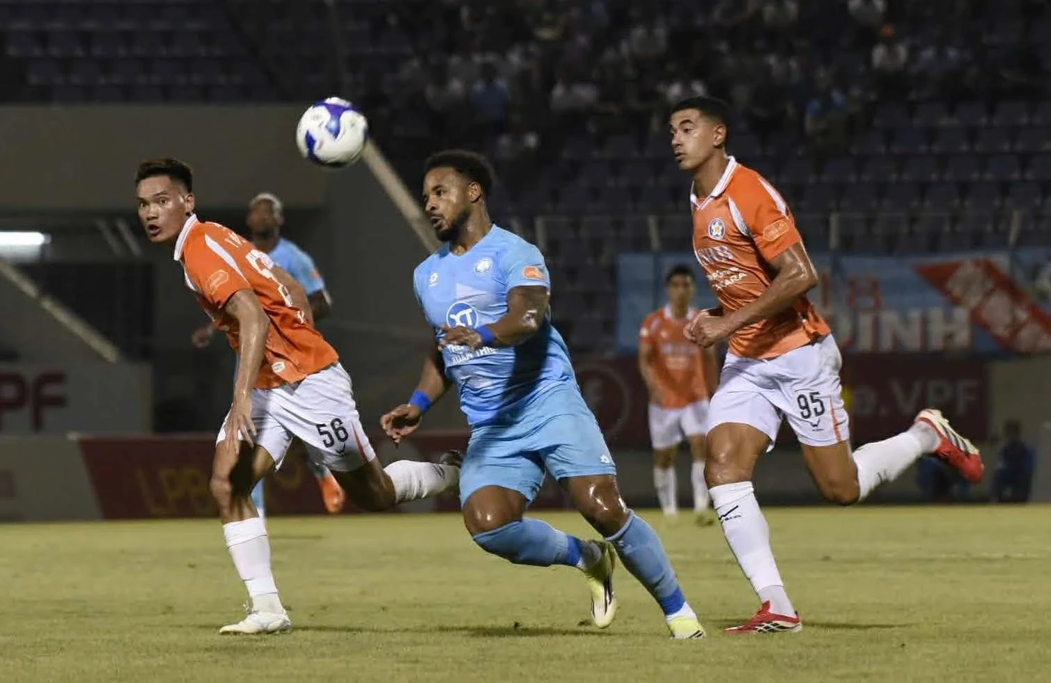 Nguy cơ khán giả không được xem trực tiếp vòng bảng U17 châu Á; FIFA dự kiến áp dụng cơ chế “ân xá thẻ vàng” mới tại World Cup 2026