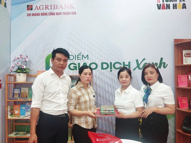AIA Việt Nam chi trả hơn 1,128 tỷ đồng quyền lợi bảo hiểm cho khách hàng tại xã Nông Cống
