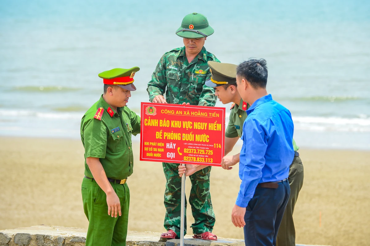 Theo chân chiến sĩ Công an xuống biển, “cầm tay chỉ việc” kỹ năng tắm biển an toàn