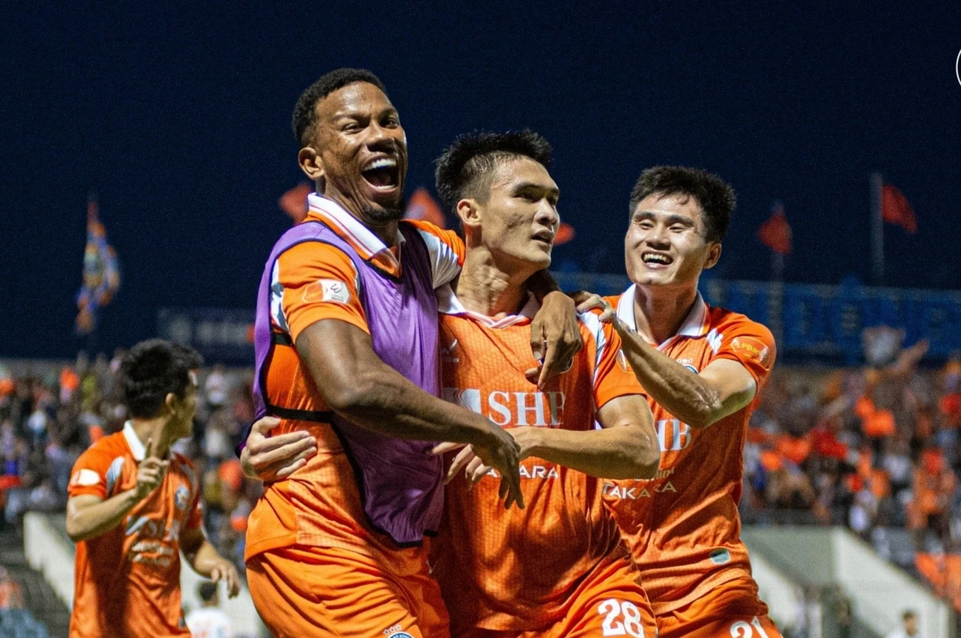 SHB Đà Nẵng phả hơi nóng vào nhóm trụ hạng V.League; Tổng thống Trump chê giá vé World Cup đắt