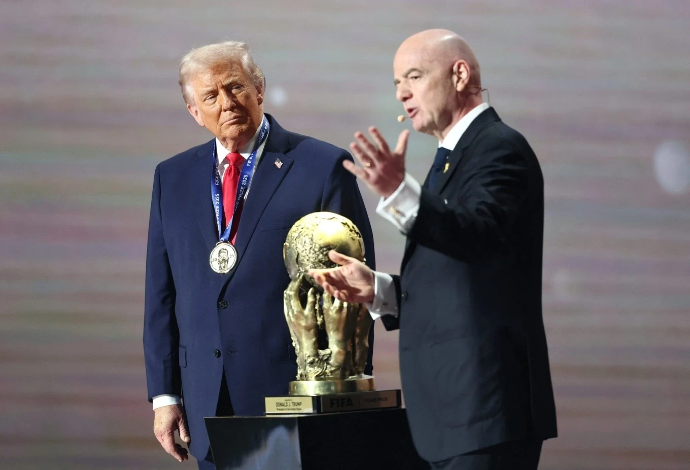 SHB Đà Nẵng phả hơi nóng vào nhóm trụ hạng V.League; Tổng thống Trump chê giá vé World Cup đắt
