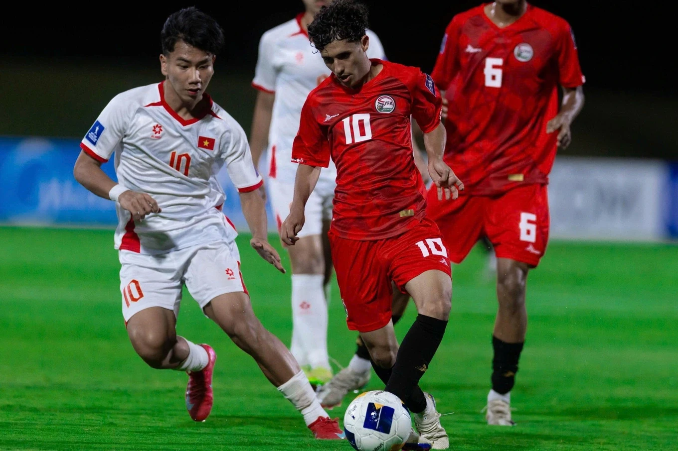 SHB Đà Nẵng phả hơi nóng vào nhóm trụ hạng V.League; Tổng thống Trump chê giá vé World Cup đắt