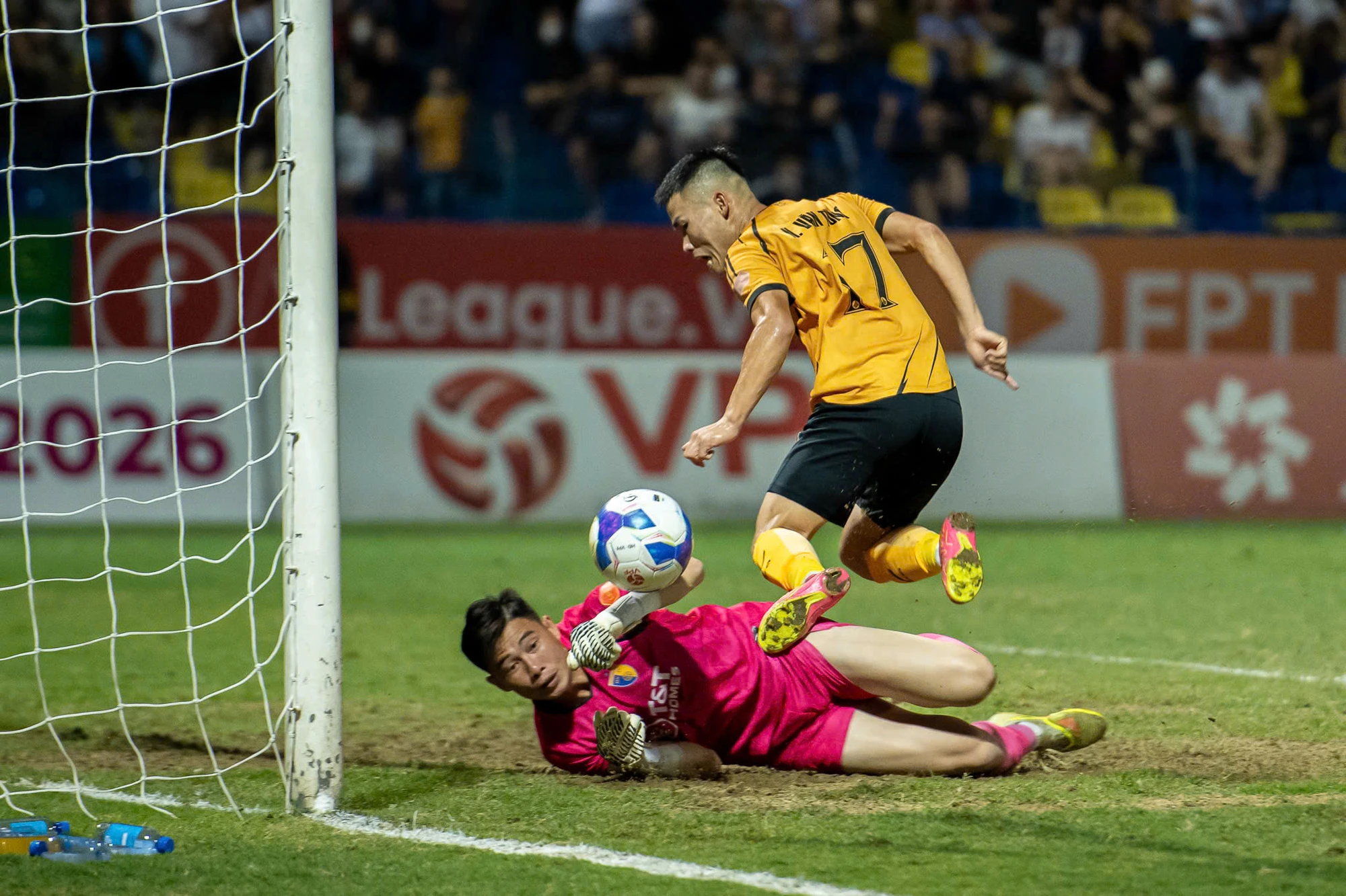 Đông Á Thanh Hóa tạo địa chấn, quật ngã Hà Nội FC trong thế thiếu người