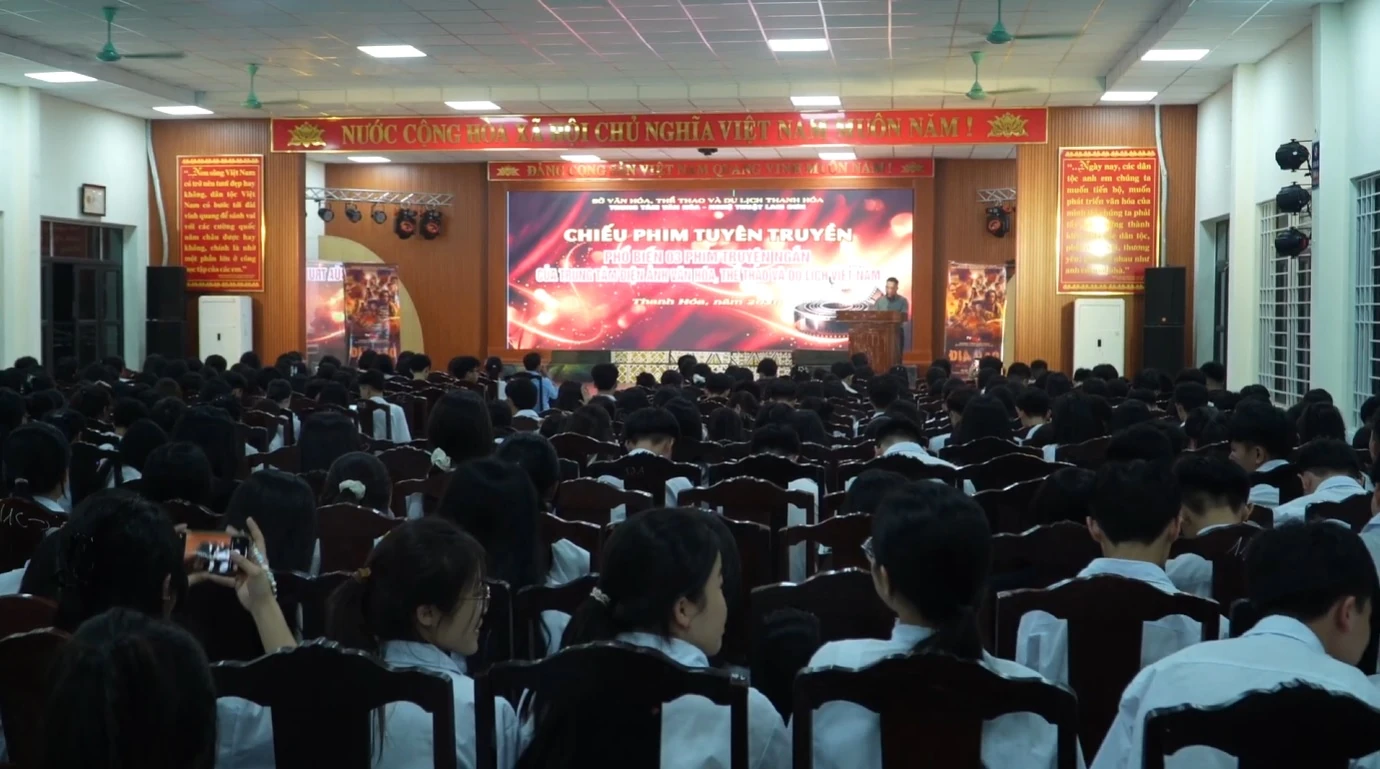 Chiếu phim tuyên truyền về các ngày lễ lớn của dân tộc