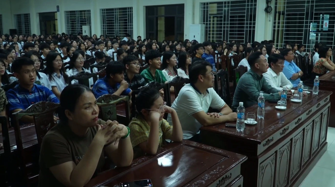 Chiếu phim tuyên truyền về các ngày lễ lớn của dân tộc