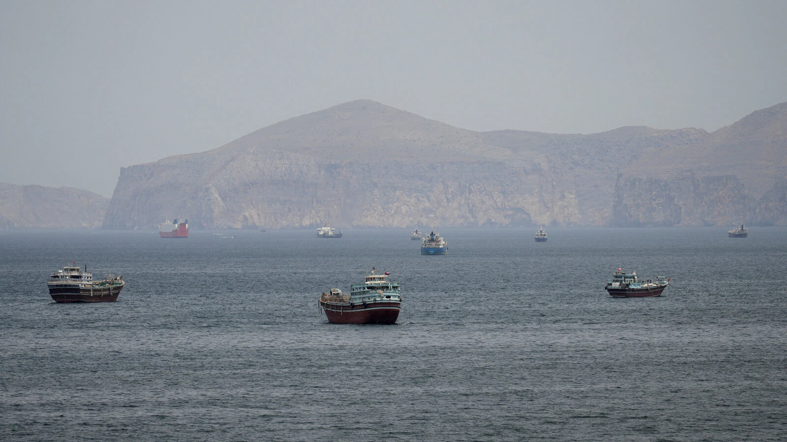Iran cảnh báo tấn công nếu Mỹ can thiệp Hormuz