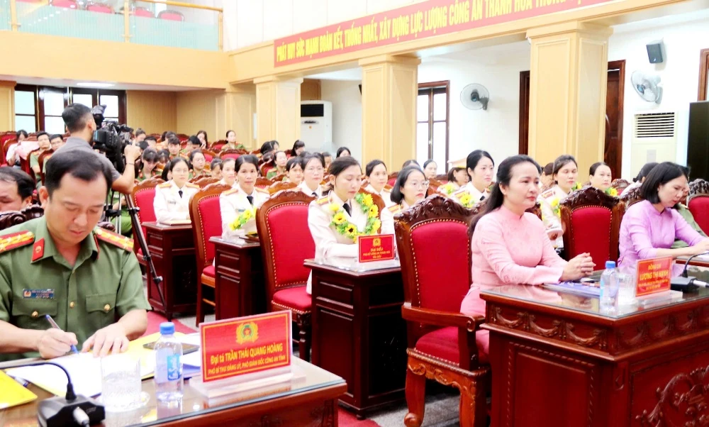 Tuyên dương, trao giải thưởng “Phụ nữ Công an Thanh Hóa tiêu biểu năm 2025