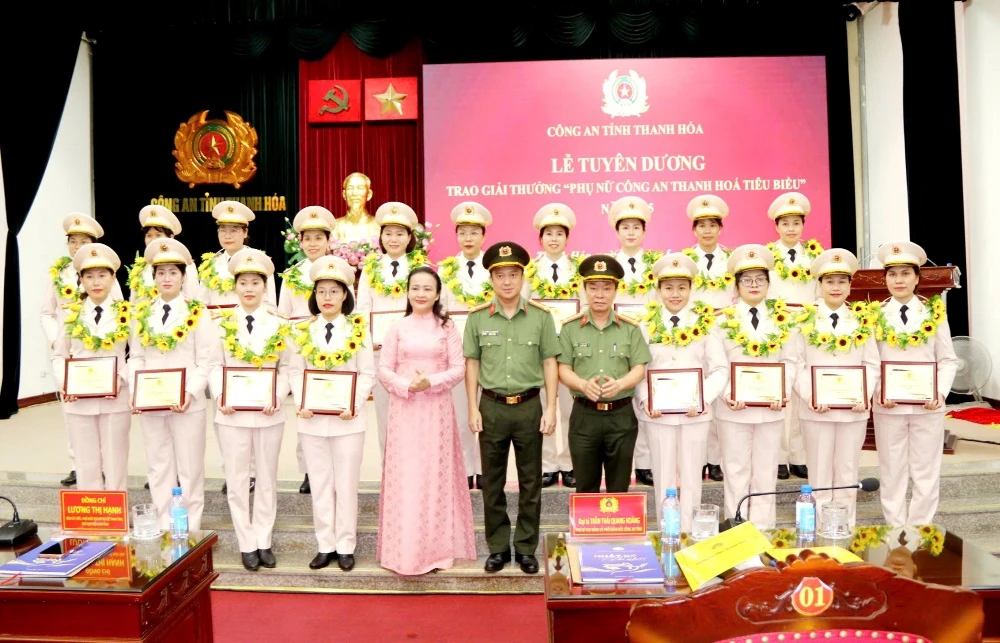 Tuyên dương, trao giải thưởng “Phụ nữ Công an Thanh Hóa tiêu biểu năm 2025