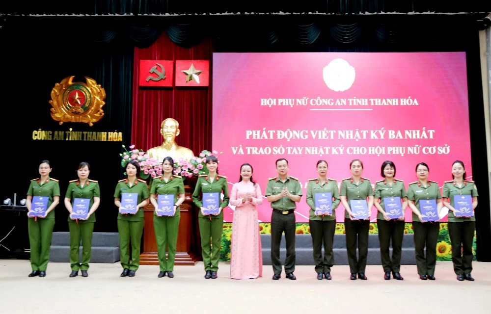 Tuyên dương, trao giải thưởng “Phụ nữ Công an Thanh Hóa tiêu biểu năm 2025