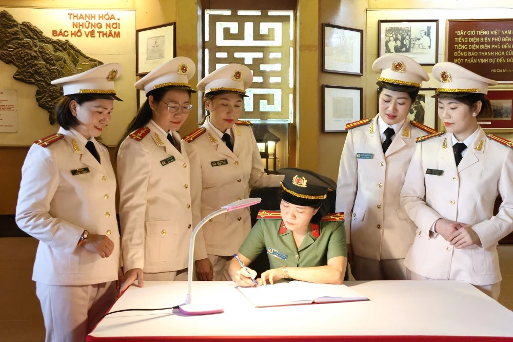 Tuyên dương, trao giải thưởng “Phụ nữ Công an Thanh Hóa tiêu biểu năm 2025
