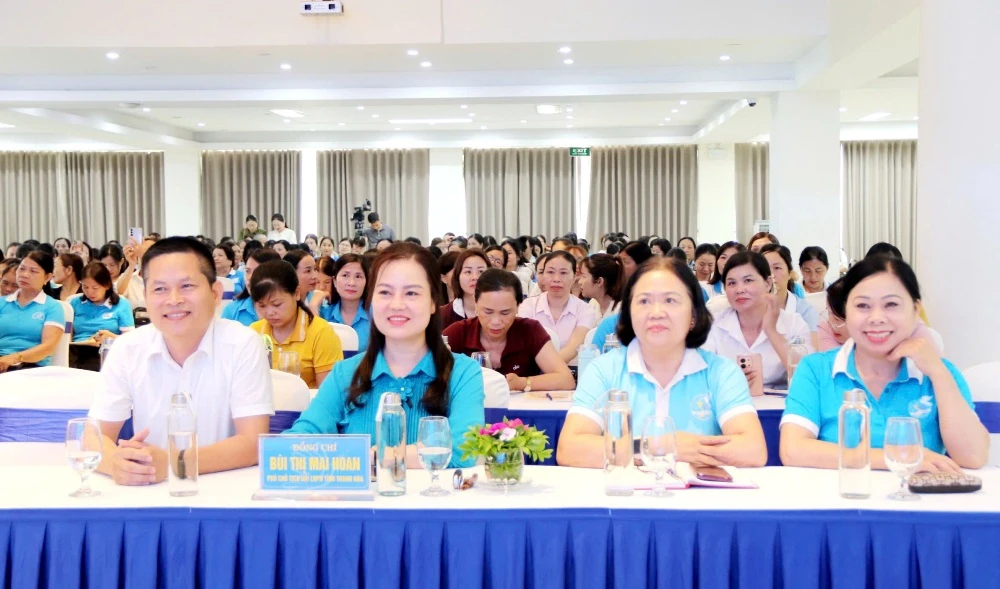 Hội LHPN tỉnh truyền thông an toàn thực phẩm, tặng quà phụ nữ khuyết tật