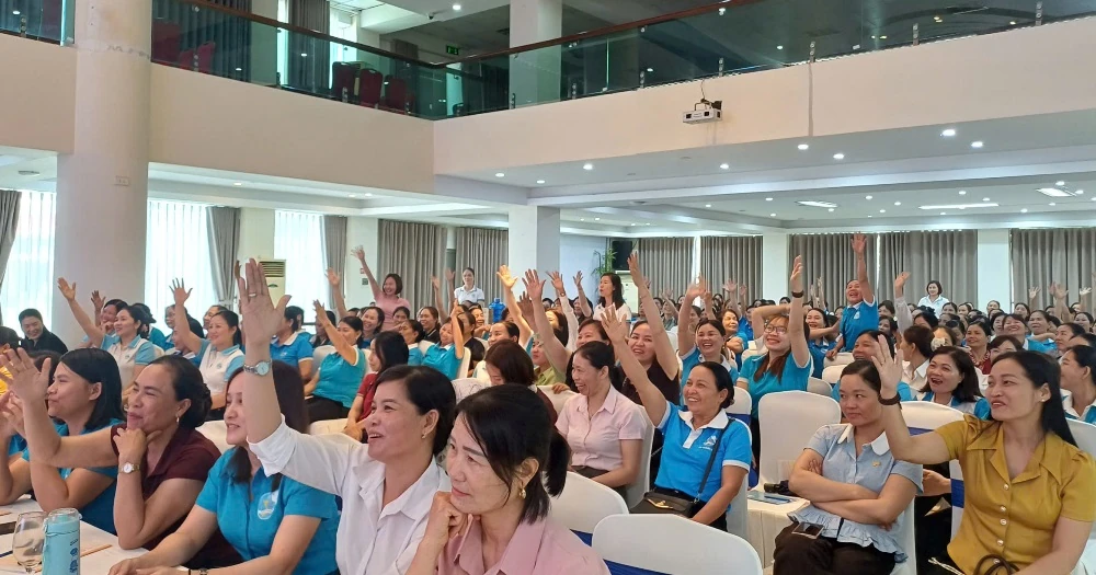Hội LHPN tỉnh truyền thông an toàn thực phẩm, tặng quà phụ nữ khuyết tật