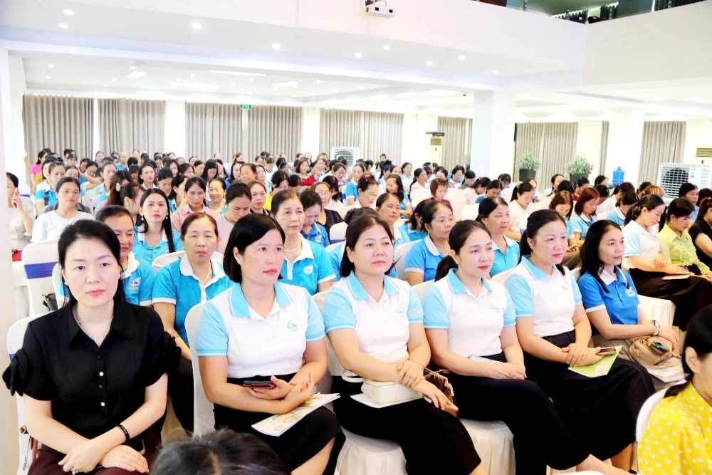 Hội LHPN tỉnh truyền thông an toàn thực phẩm, tặng quà phụ nữ khuyết tật