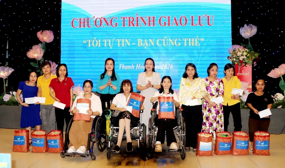 Hội LHPN tỉnh truyền thông an toàn thực phẩm, tặng quà phụ nữ khuyết tật