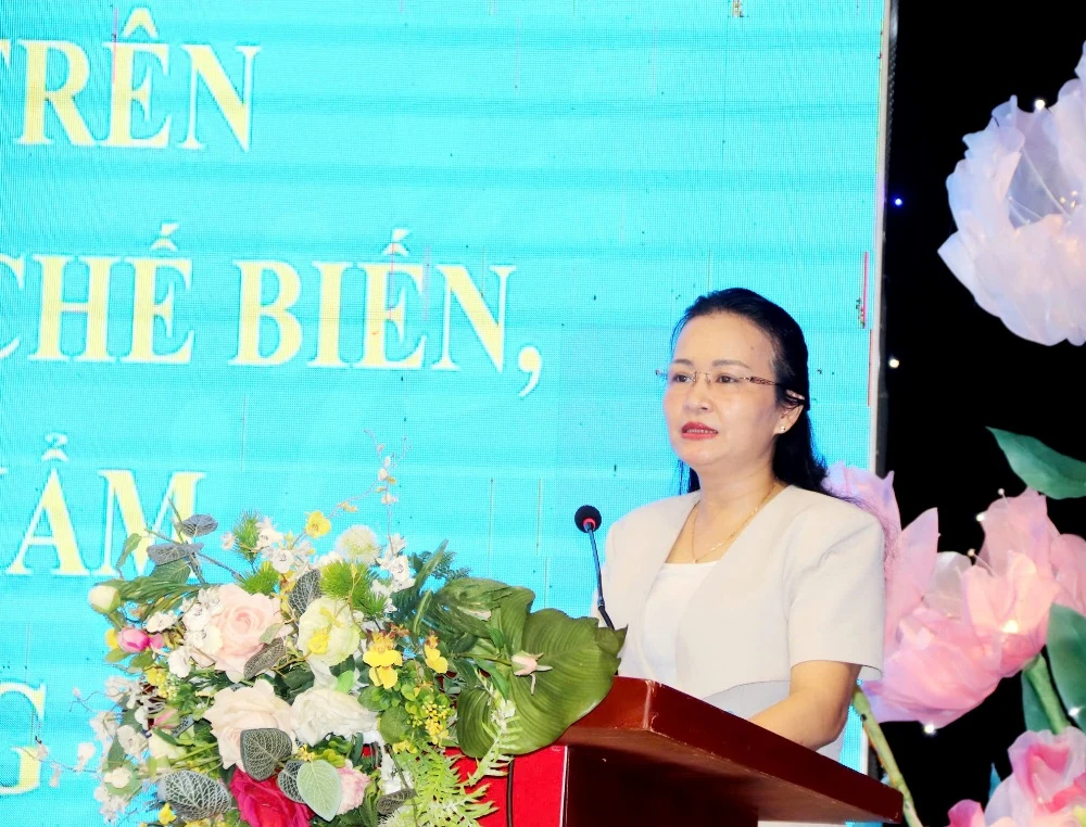 Hội LHPN tỉnh truyền thông an toàn thực phẩm, tặng quà phụ nữ khuyết tật