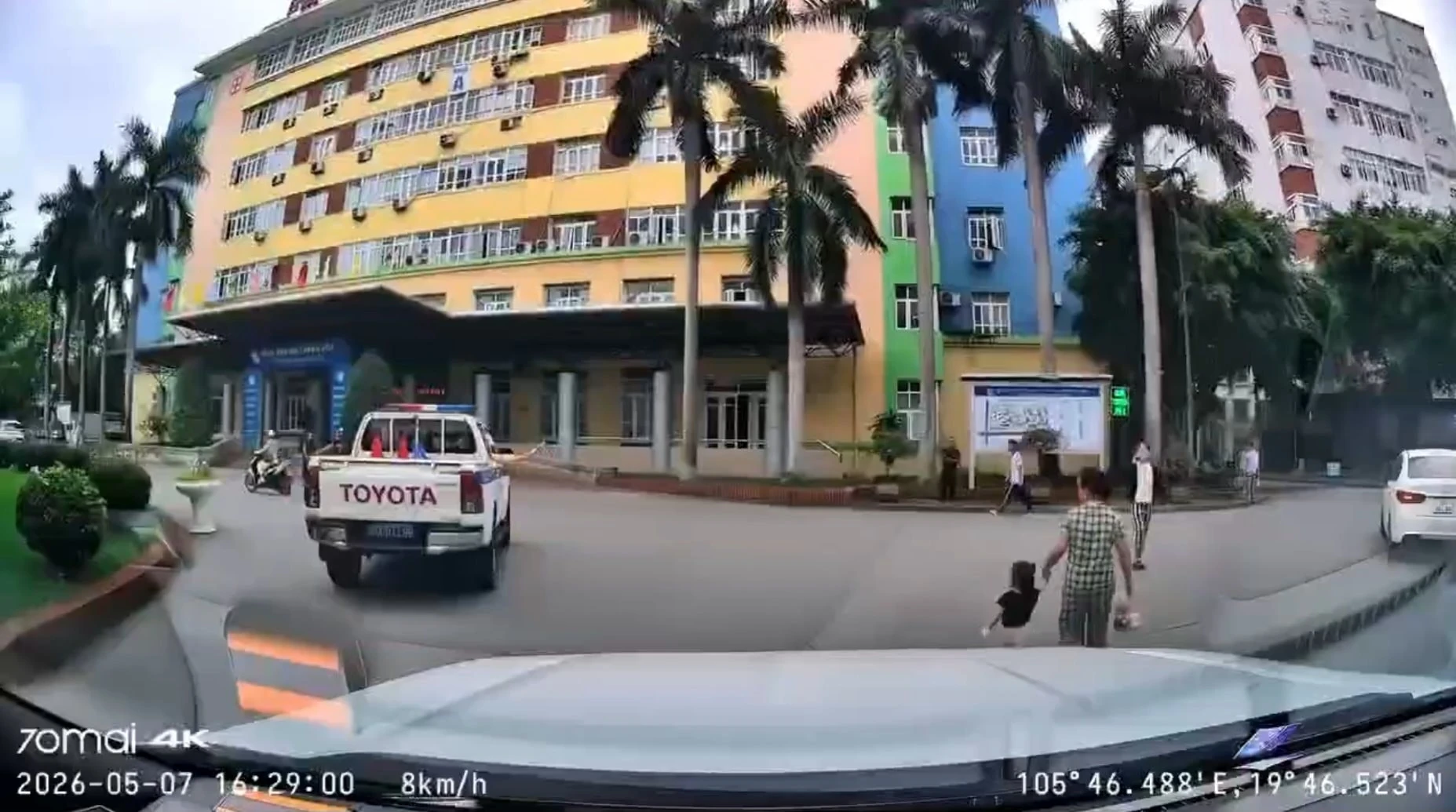 Cảnh sát giao thông dẫn đường đưa cháu bé cấp cứu kịp thời