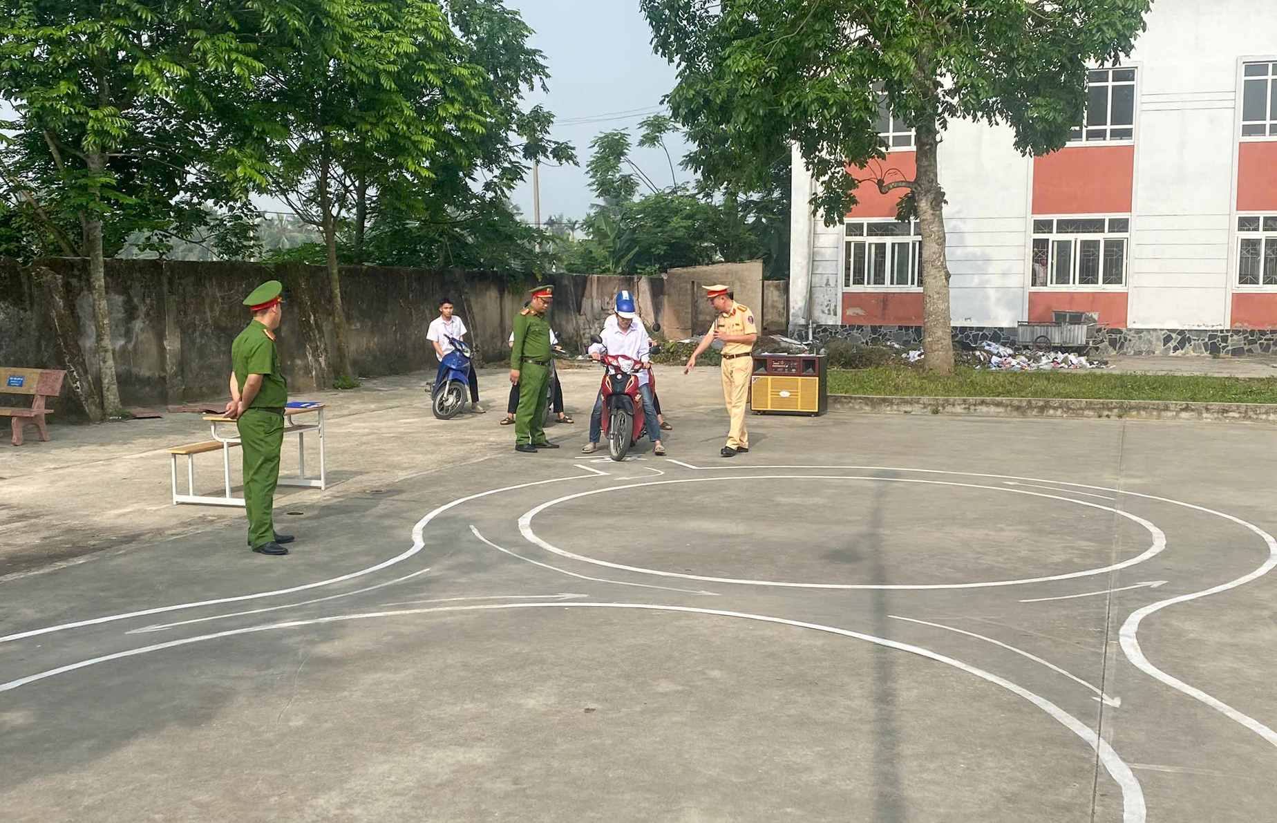 Trang bị kỹ năng tham gia giao thông an toàn cho học sinh Trường THPT Hoằng Hóa 4