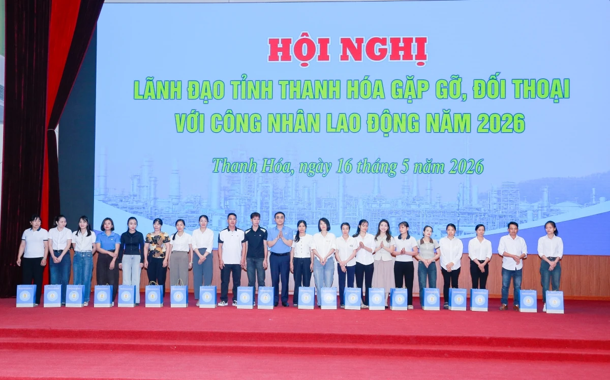 Lãnh đạo tỉnh đối thoại với công nhân: Lắng nghe để đồng hành