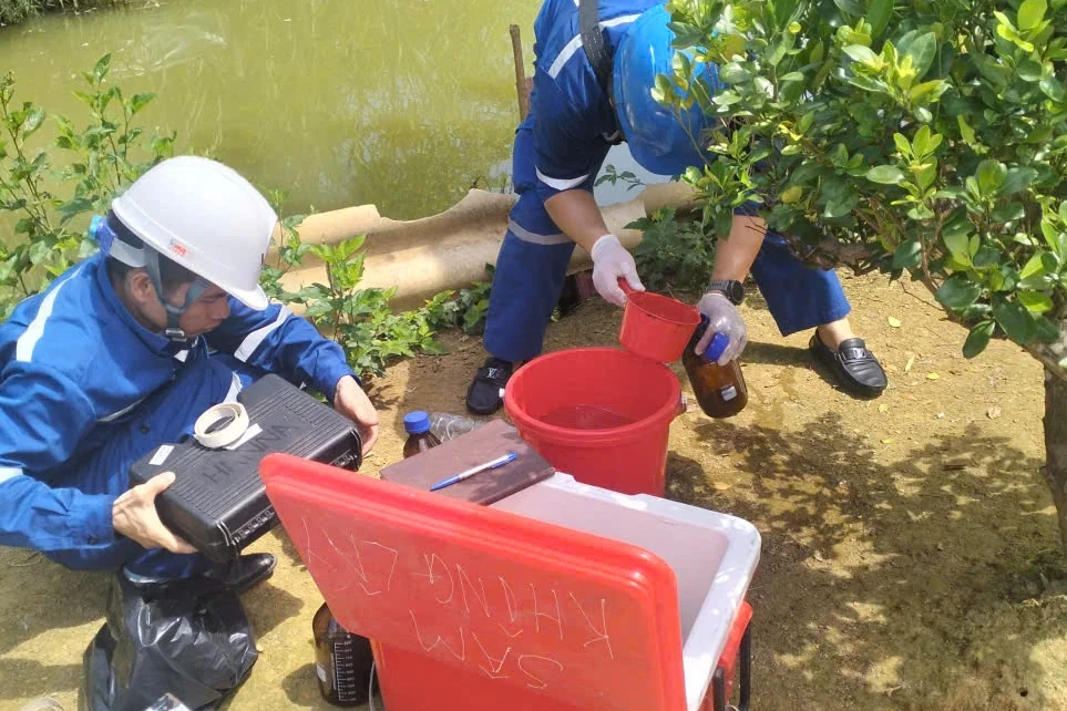 Điều tra nguyên nhân cá, vịt chết không rõ nguyên nhân tại xã Xuân Du