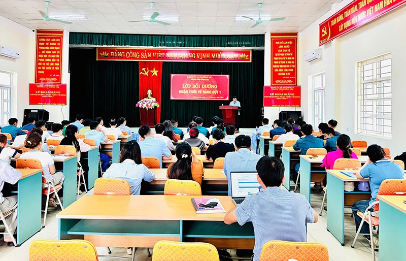 Mường Lát: Khai giảng lớp bồi dưỡng nhận thức về Đảng đợt 1 năm 2026