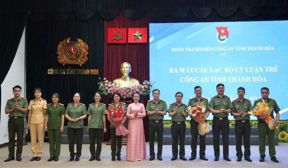 Tuyên dương, trao giải thưởng “Phụ nữ Công an Thanh Hóa tiêu biểu năm 2025