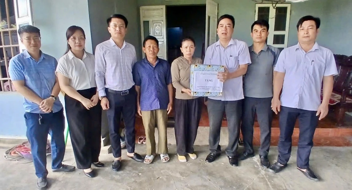 Thăm, tặng quà gia đình nạn nhân bị tai nạn lao động