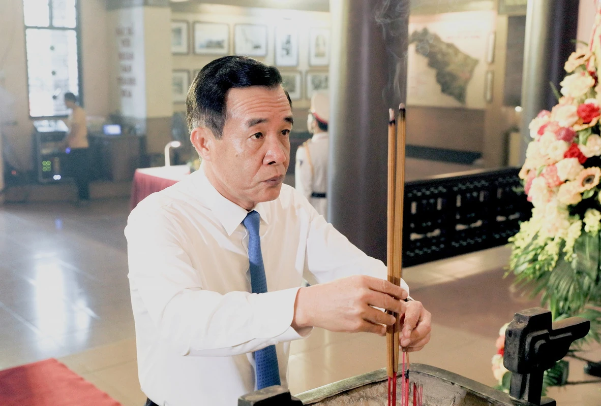 Đoàn đại biểu tỉnh Thanh Hóa dâng hoa, dâng hương tưởng niệm Chủ tịch Hồ Chí Minh