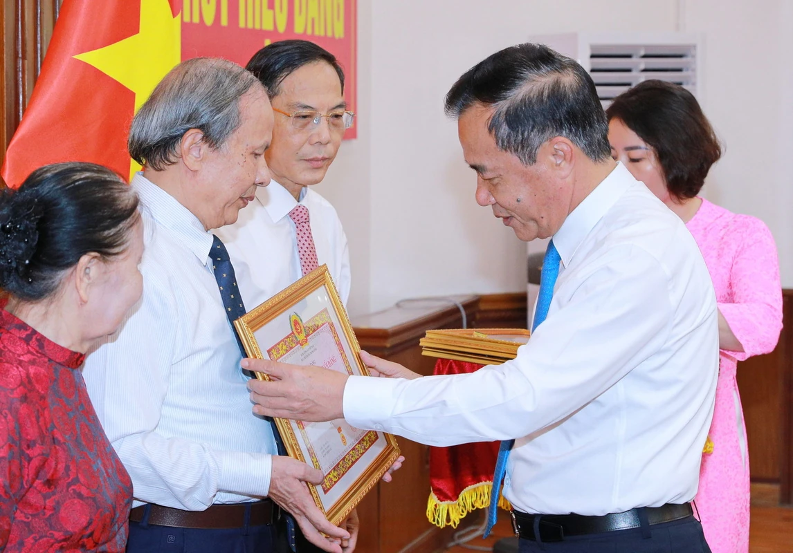 Trao tặng Huy hiệu Đảng cho các đồng chí lãnh đạo, nguyên lãnh đạo tỉnh