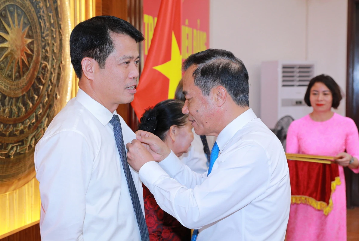 Trao tặng Huy hiệu Đảng cho các đồng chí lãnh đạo, nguyên lãnh đạo tỉnh