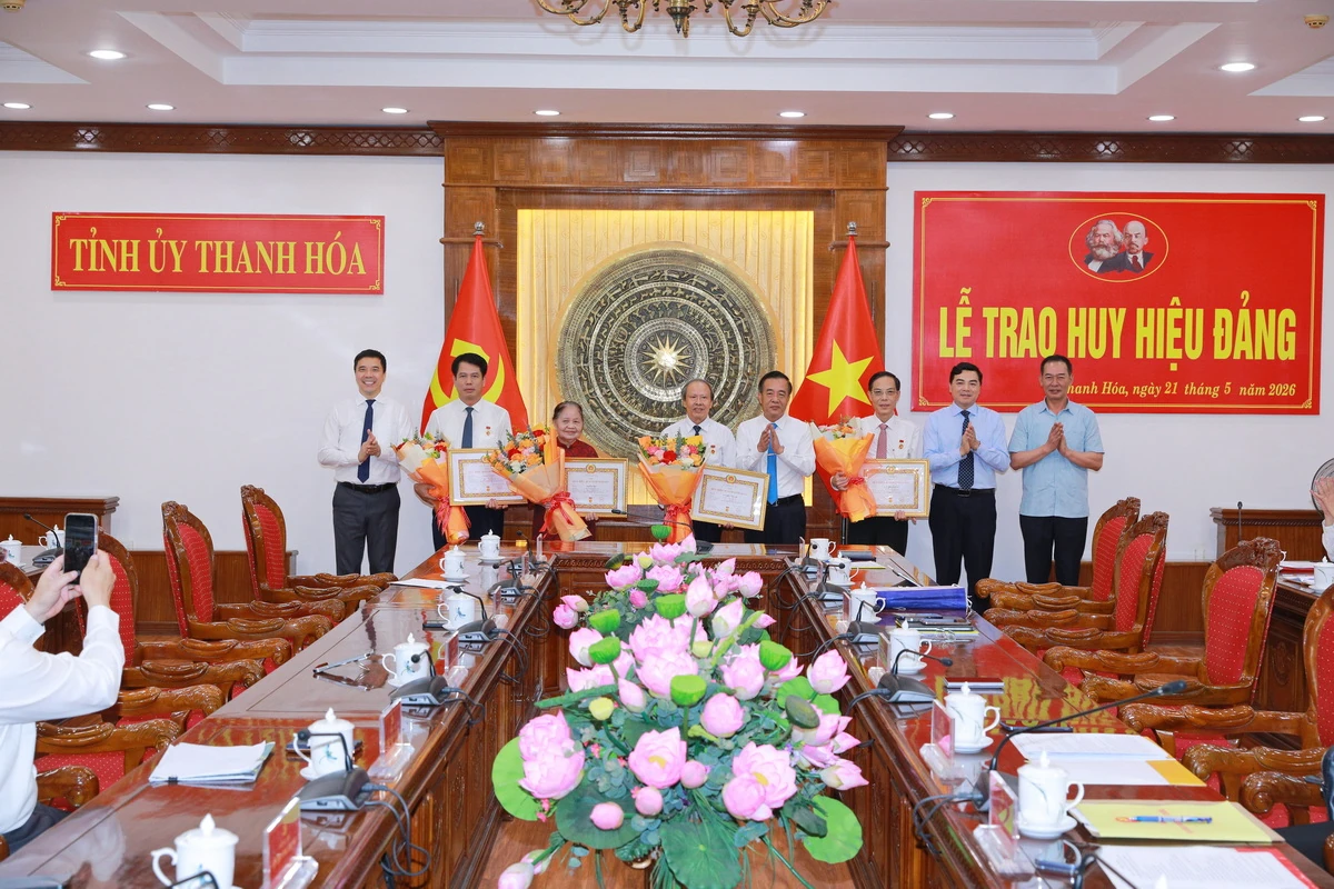 Trao tặng Huy hiệu Đảng cho các đồng chí lãnh đạo, nguyên lãnh đạo tỉnh
