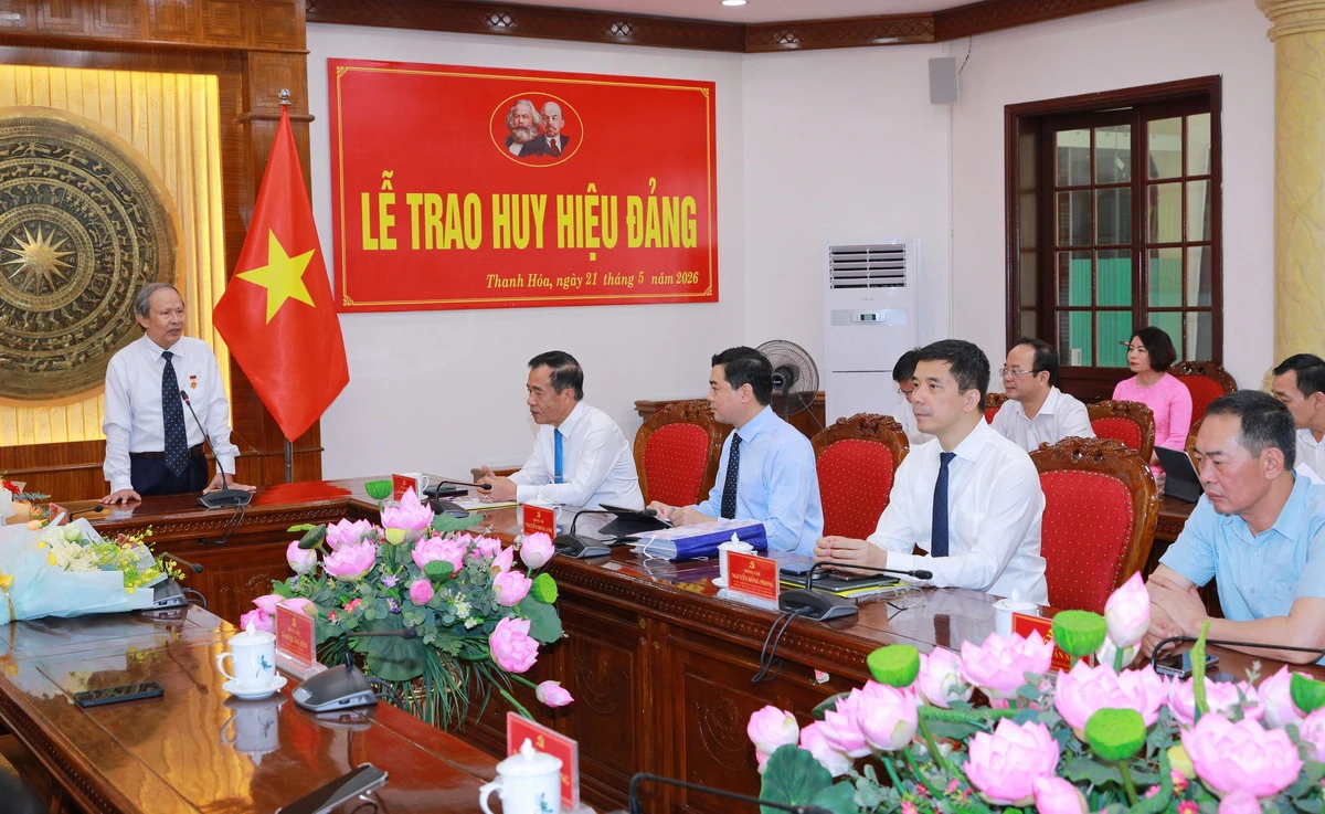 Trao tặng Huy hiệu Đảng cho các đồng chí lãnh đạo, nguyên lãnh đạo tỉnh