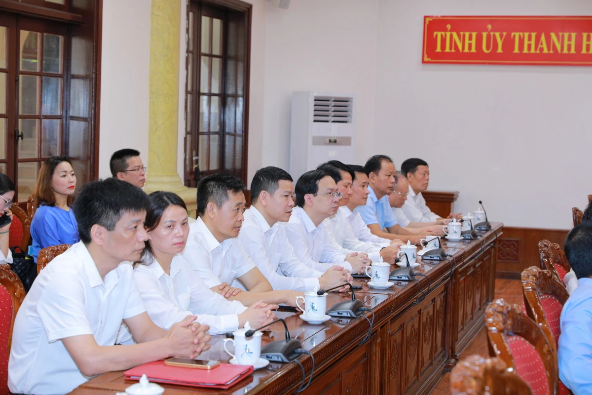 Trao tặng Huy hiệu Đảng cho các đồng chí lãnh đạo, nguyên lãnh đạo tỉnh