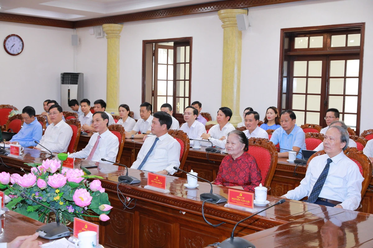 Trao tặng Huy hiệu Đảng cho các đồng chí lãnh đạo, nguyên lãnh đạo tỉnh