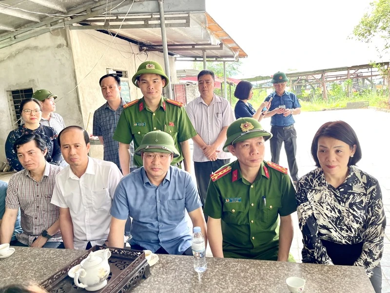 Thăm hỏi, động viên gia đình các nạn nhân trong vụ sạt lở đá tại xã Cẩm Tú