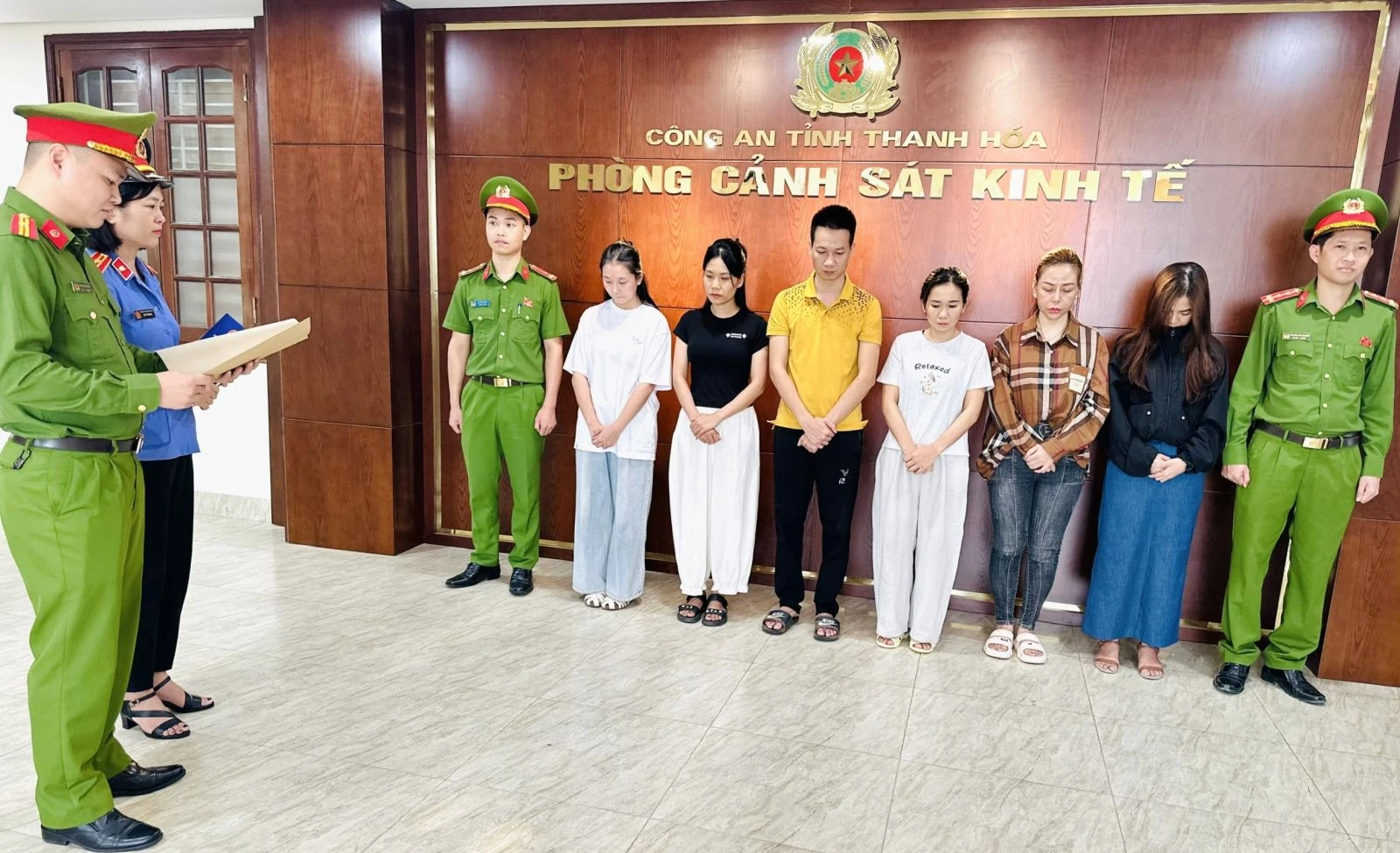 Hai chị em ruột cầm đầu đường dây buôn bán nước hoa giả