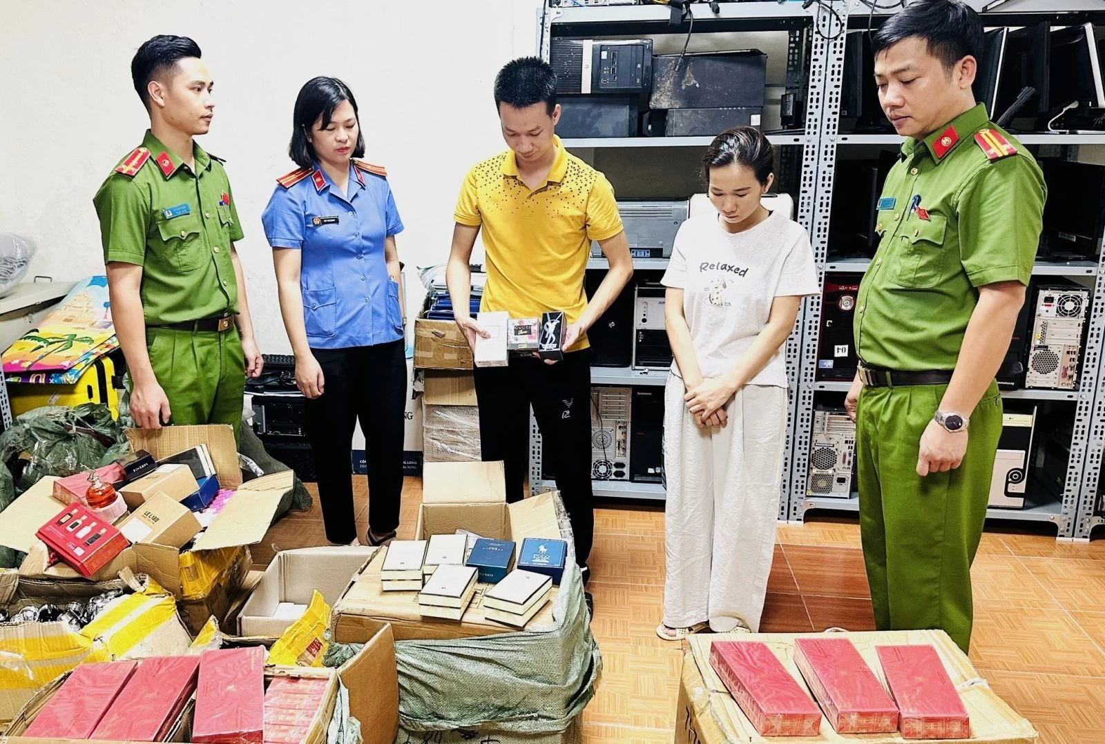 Hai chị em ruột cầm đầu đường dây buôn bán nước hoa giả